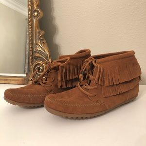 Women’s Fringe Minnetonka Booties - Like New!